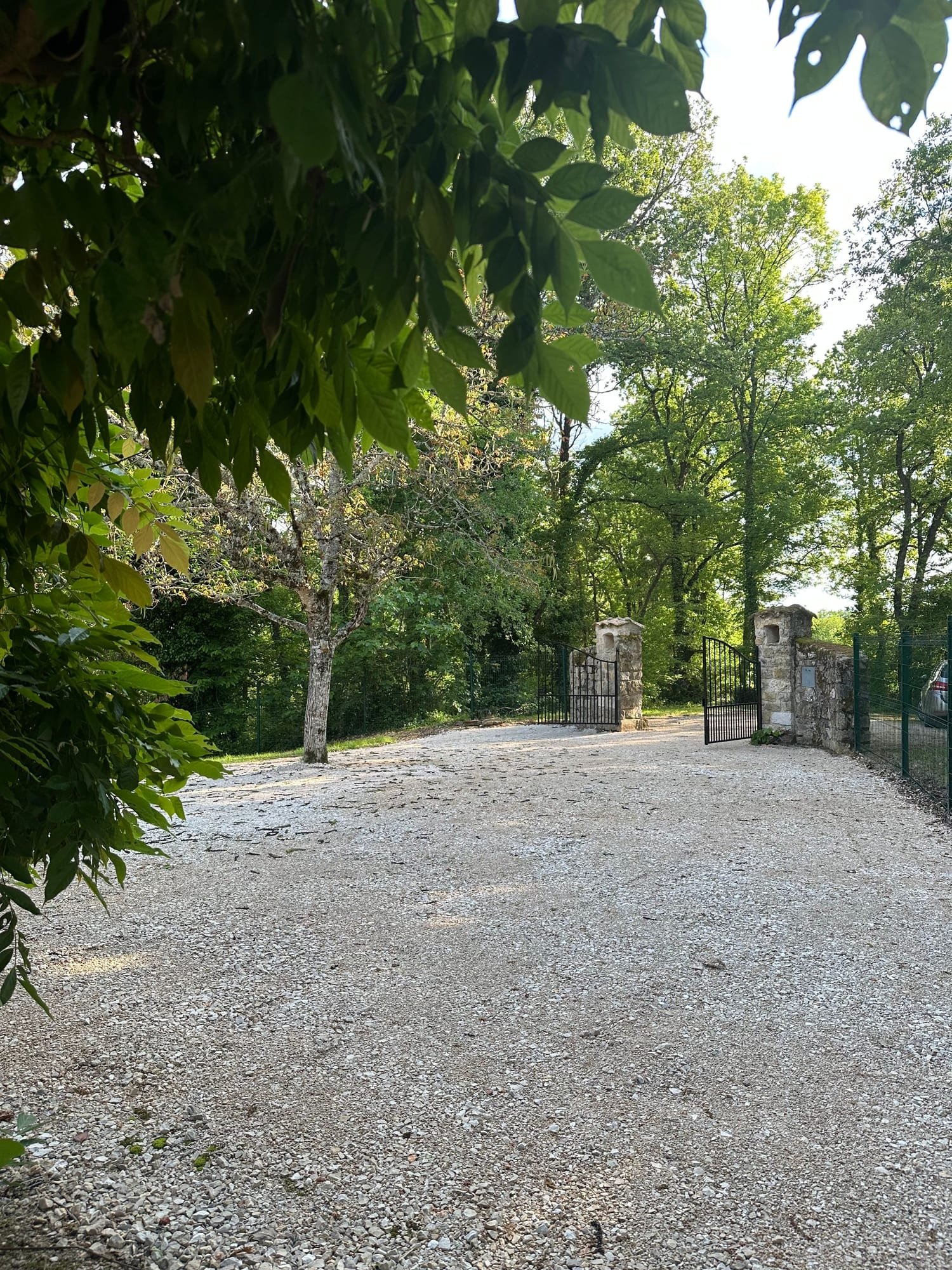 L’allée d’entrée ombragée et son portail