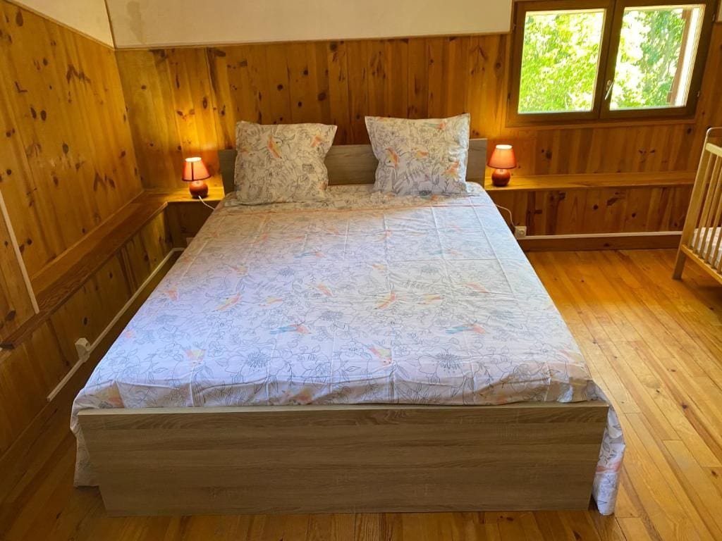 Chambre avec lit double et lit bébé