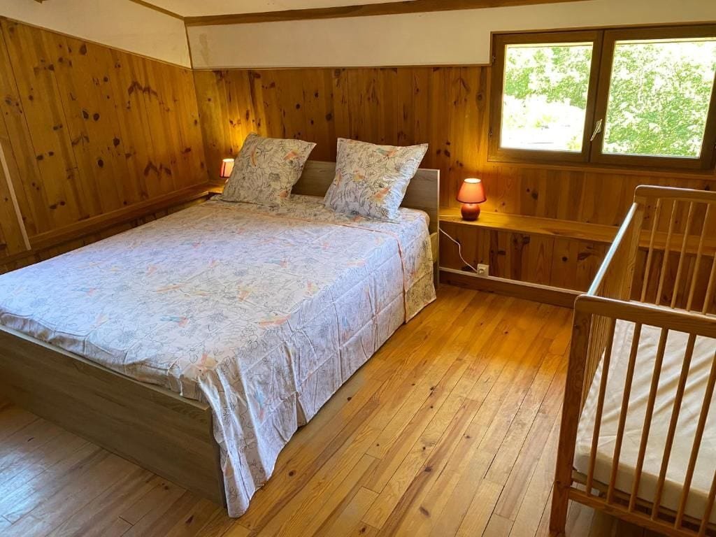 Chambre avec lit double et lit bébé