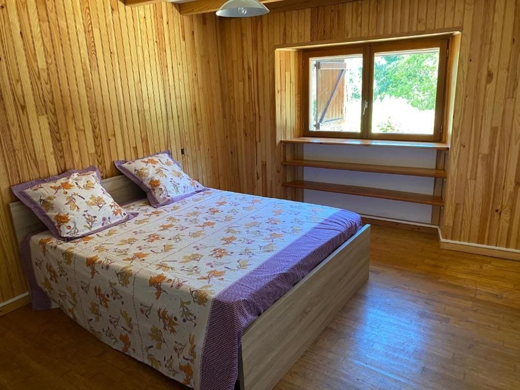 Chambre lambrissée avec lit double
