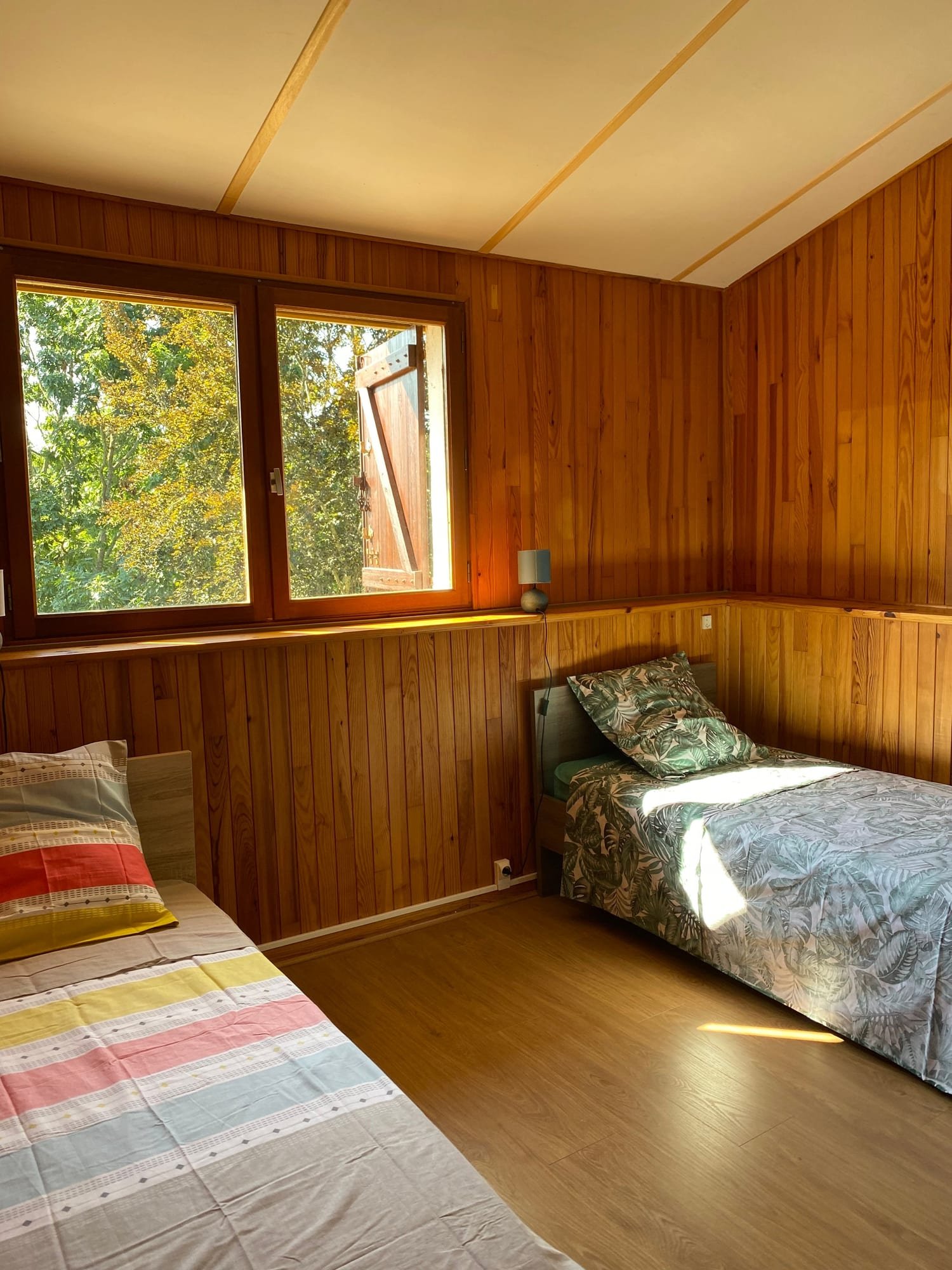 Chambre lambrissée avec deux lits simples