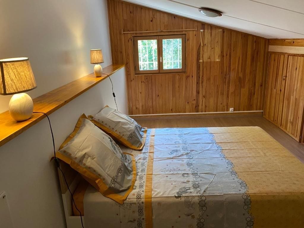 Chambre mansardée avec lit double