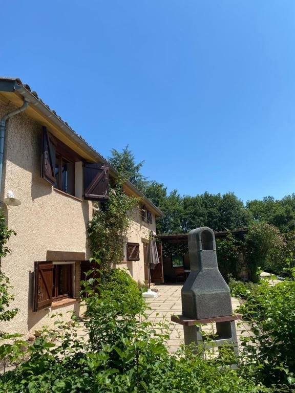 La maison vue du jardin, avec le barbecue