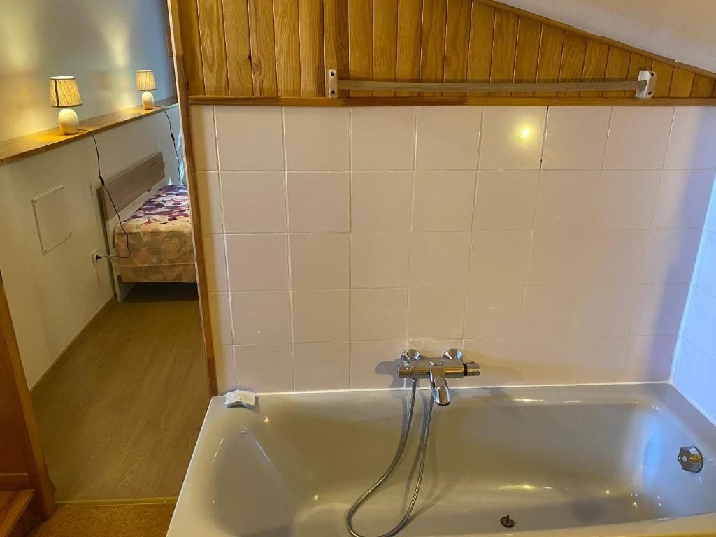 Salle de bain avec baignoire