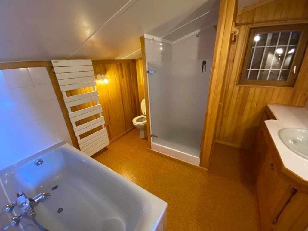 Salle de bain avec baignoire et douche
