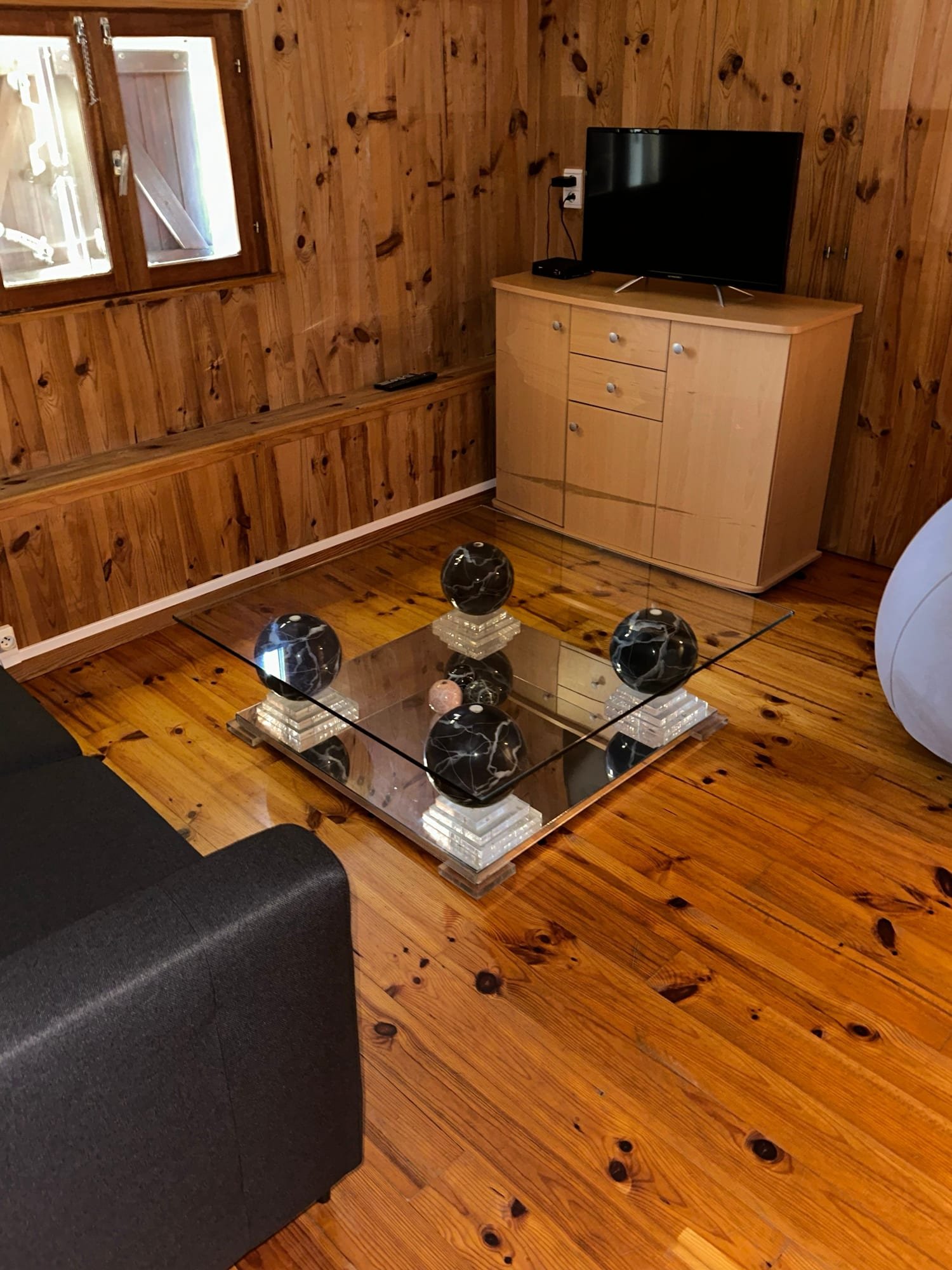 Le salon lambrissé et son parquet